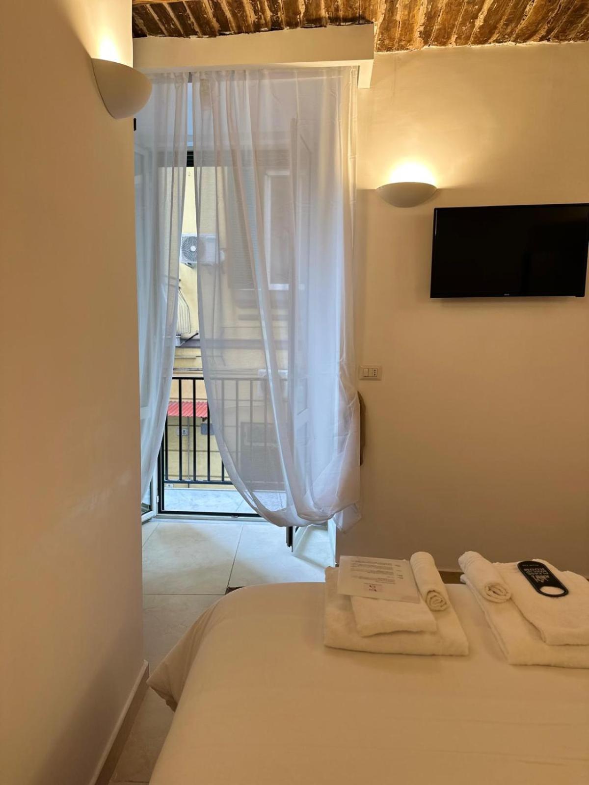 Bed and Breakfast Ai 13 Gradoni Di Chiaia Nápoles Exterior foto